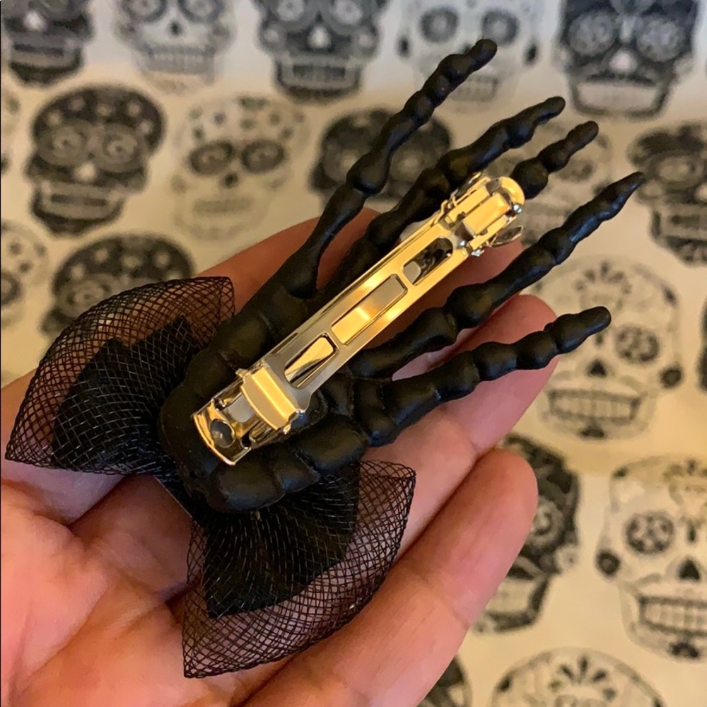 Black skeleton hand hair clip with blue jewel 💎 - Picture 5 of 16